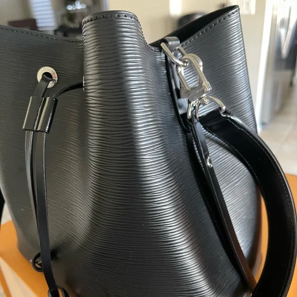 Louis Vuitton. Blk NeoNoe MM Epi. Mint, original box, - Picture 6 of 16